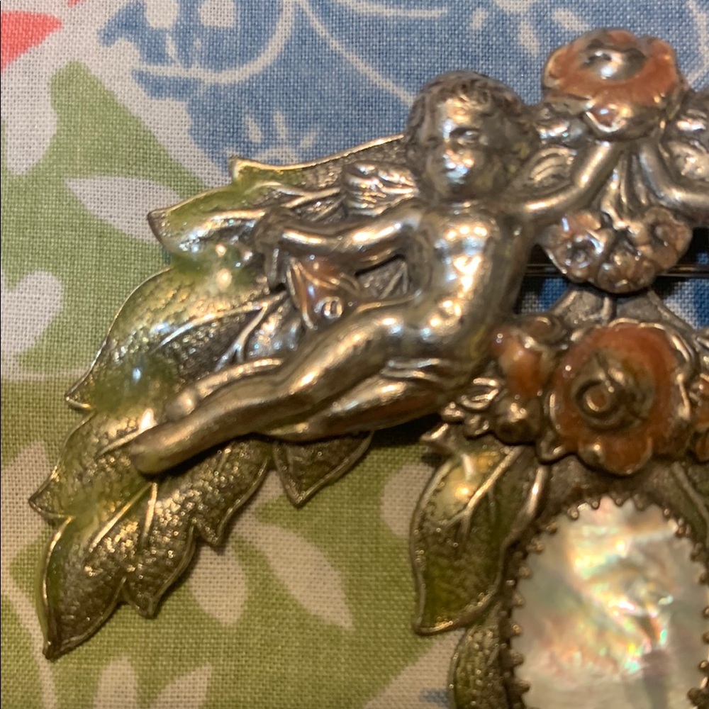 Vintage Brass Sadie Green Cherub Angel Floral Brooch with Mother of Pearl - Picture 6 of 13